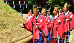 한장군 묘 살펴보는 조현일 경산시장