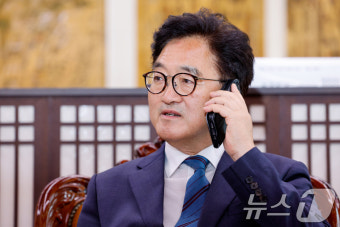 통화하는 우원식 국회의장