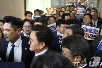 국민의힘 피켓 시위 속 본회의장 향하는 우원식