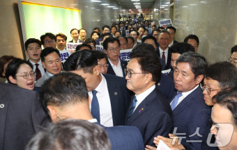 국민의힘 항의 속 본회의장 향하는 우원식