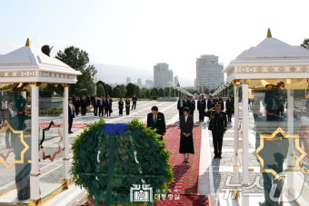 윤석열 대통령 부부, 투르크 독립기념탑에 헌화