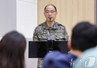 북한군 군사분계선 침범 관련 브리핑하는 이성준 대령