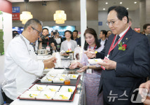 서울국제식품산업대전 관람하는 정인교 본부장