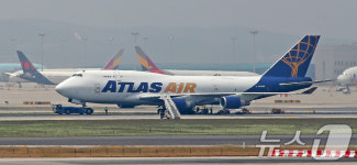 화물기 타이어 살펴보는 정비 관계자들