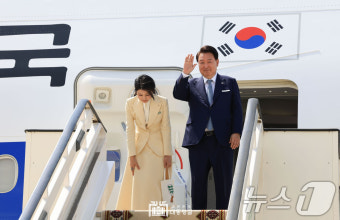 윤석열 대통령 부부, 투르크 최고지도자 부부 향해 인사