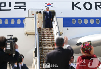 윤석열 대통령 부부, 투르크 최고지도자 부부 향해 인사
