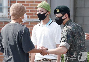 [뉴스1 ]BTS 진, 눈물의 만기 전역…RM·뷔·제이홉·지민·정국도 함께