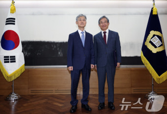 기념 촬영하는 조희대 대법원장과 권오곤 위원장