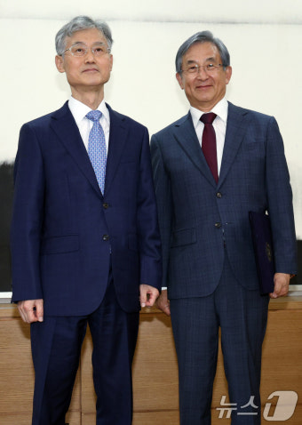 함께 선 대법원장과 사법정책자문위원장