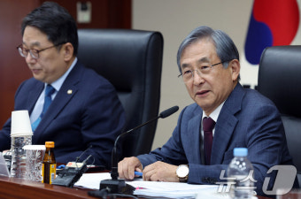 1차 회의 모두 발언하는 권오곤 위원장