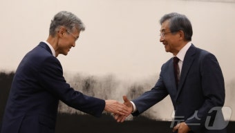 대법원장과 악수하는 권오곤 사법정책자문위원장