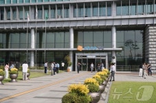 지진 대피한 부안군청 공무원들