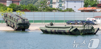 운용 시범 선보이는 한국형 자주도하장비 '수룡'