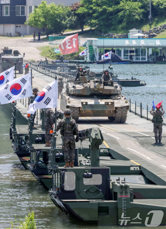 한국형 자주도하장비 KM3 '수룡' 전략화