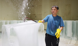 때 이른 폭염에 얼음공장 바쁘다 바뻐