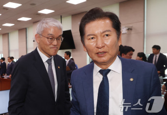 첫 법사위 전체회의 마친 정청래 법사위원장