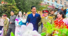 노병 돌보는 북한 청진시 송평구역 주민들