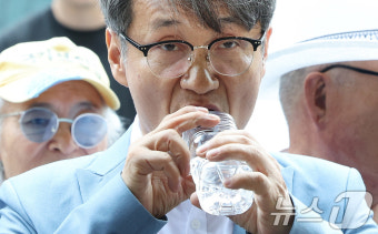 입장 밝힌 뒤 물 마시는 최재영 목사
