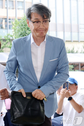 경찰 출석하는 최재영 목사