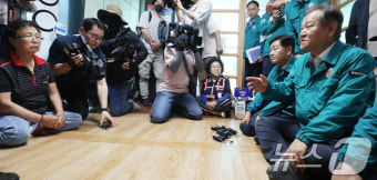부안 지진 피해 현장 찾아 주민들 위로하는 이상민 장관