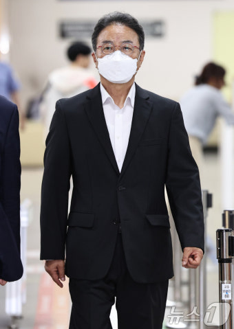 '강제추행 혐의' 김명곤 전 장관, 1심 집행유예 선고