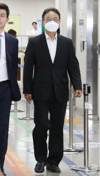 '강제추행' 혐의 김명곤 전 장관, 1심 징역형 집유