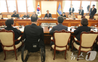 김민석 총리, 농민단체와 첫 면담...농업4법 보장 요구에 귀 기울여