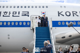 토카예프 카자흐스탄 대통령 환송받는 윤석열 대통령 부부