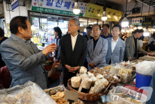 광장시장 둘러보는 유인촌 장관