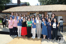 제중원 앞에 선 간호사들
