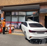 20대 운전 차량 주차 중 갑자기 인근 상가 돌진…2명 부상