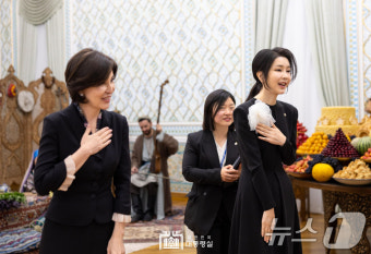 김건희 여사, 우즈베크 대통령 배우자와 문화 프로그램 참석