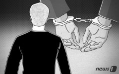 택시기사 때리고, 소변 젖은 바지 벗어 경찰 폭행한 70대 감형