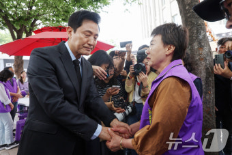 이태원참사 분향소 찾아 유가족 만난 오세훈 서울시장