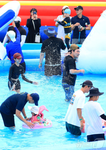 '인제 여름 캠핑 축제장서 즐기는 물놀이'