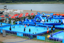 소양호 옆 여름 캠핑 축제장에 마련된 대형 물놀이장