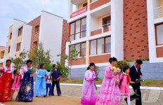 北, 길주군 새 살림집에 입주하는 주민들…인민의 기쁨