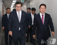 부산·경남 행정통합 논의…회동하는 부산시장과 경남도지사