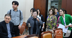 환자단체 간담회 참석하는 강선우 간사