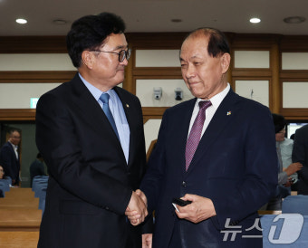 인사 나누는 우원식 의장과 황우여 비대위원장