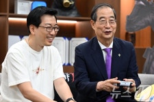 게임 체험하는 한덕수 국무총리
