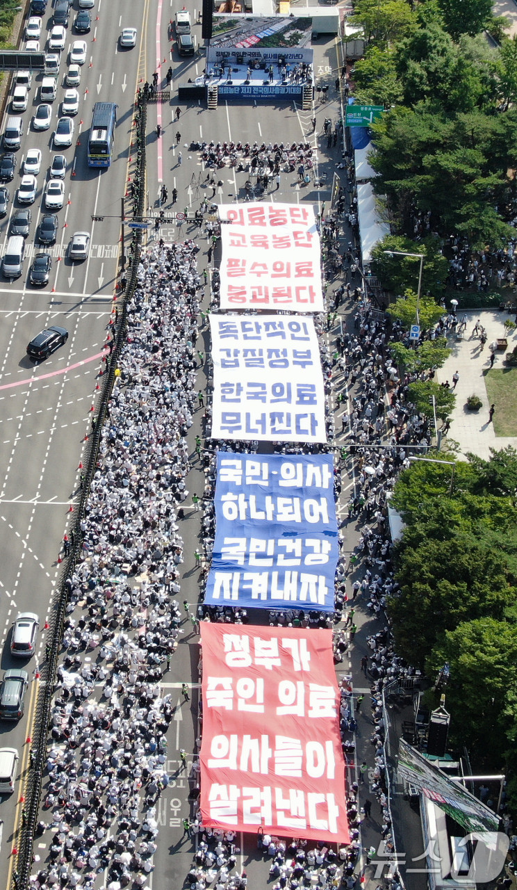 임현택 의협 회장, 의대 증원으로 인한 의료대란 해소 위해 무기한 단식 투쟁 돌입
