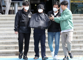 부산지법 앞 흉기 살해 50대 유튜버, '보복 살인 혐의' 부인
