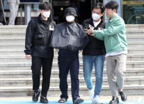 부산지법 앞 흉기 살해 50대 유튜버, 보복 살인 혐의 부인
