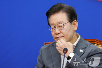 생각에 잠긴 이재명 대표