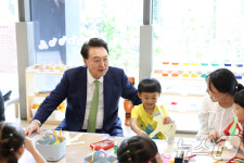 어린이들과 함께 하는 윤석열 대통령