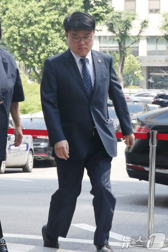 경찰서 들어서는 임현택 의협회장