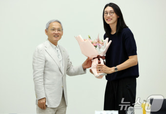 '국대 은퇴 선언' 김연경에게 꽃다발 전달하는 유인촌 장관