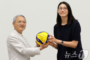 '국대 은퇴 선언' 미소 짓는 김연경과 유인촌 장관
