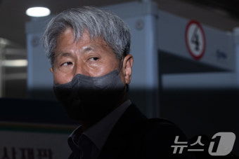 '윤 대통령 명예훼손 허위 인터뷰 의혹' 신학림 영장심사 출석